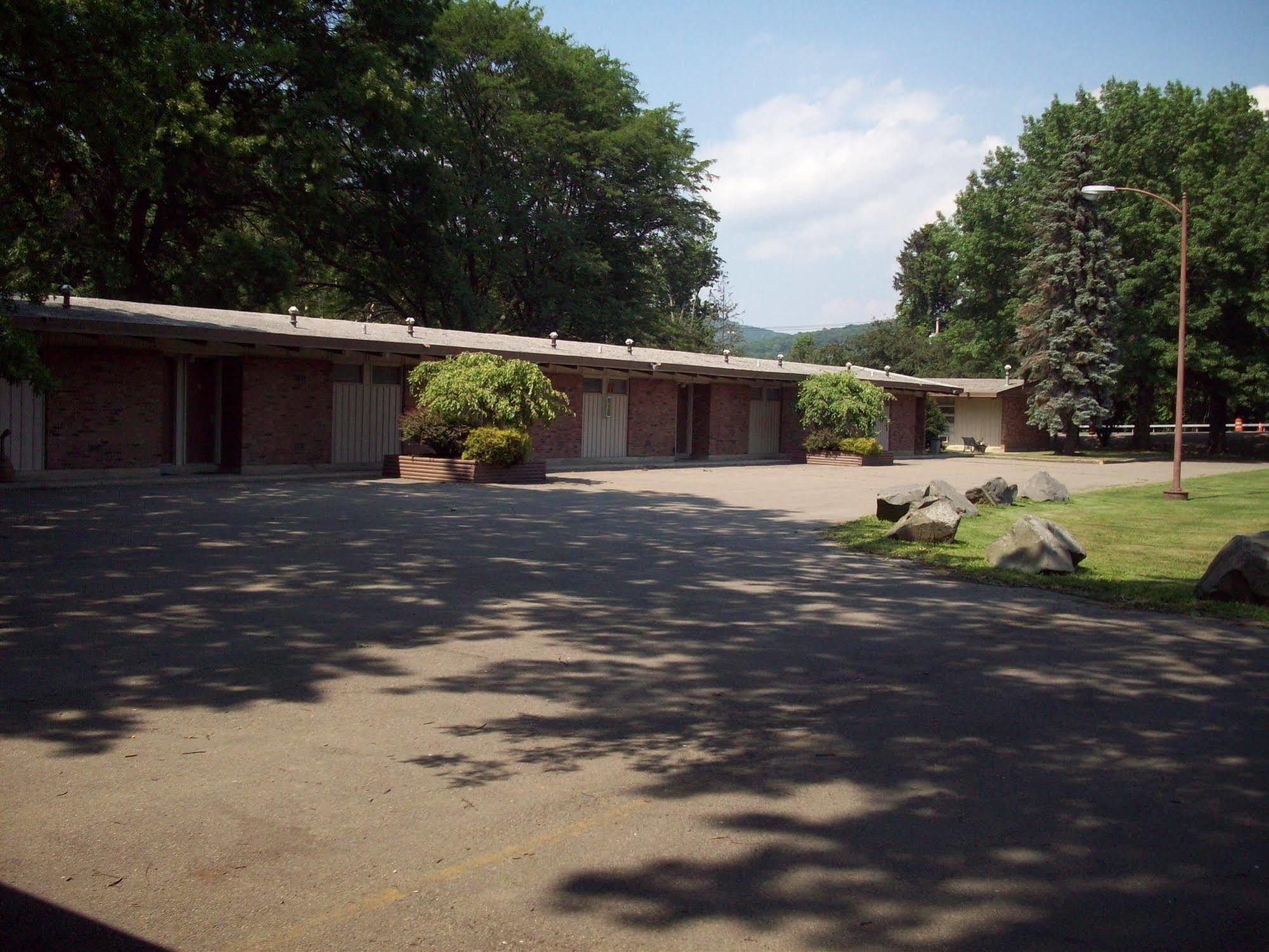 Americas Best Value Inn-Painted Post Exterior photo