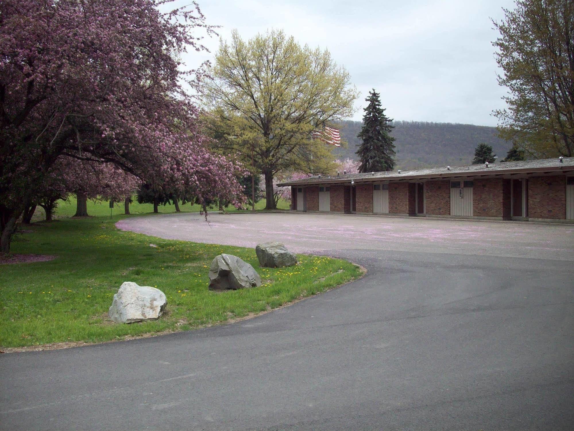Americas Best Value Inn-Painted Post Exterior photo